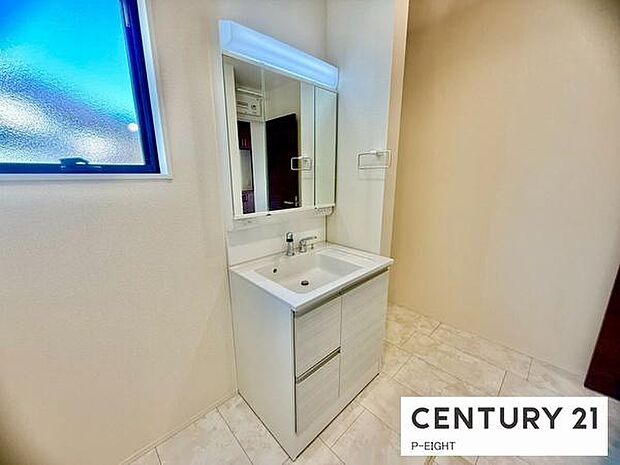 明るい洗面台で身支度ができます!