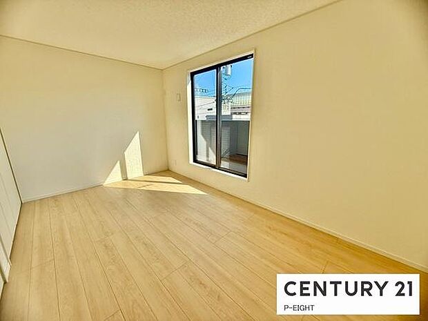 バルコニーに面している明るい洋室です！