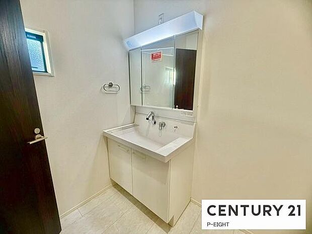 明るい洗面台で身支度ができます!