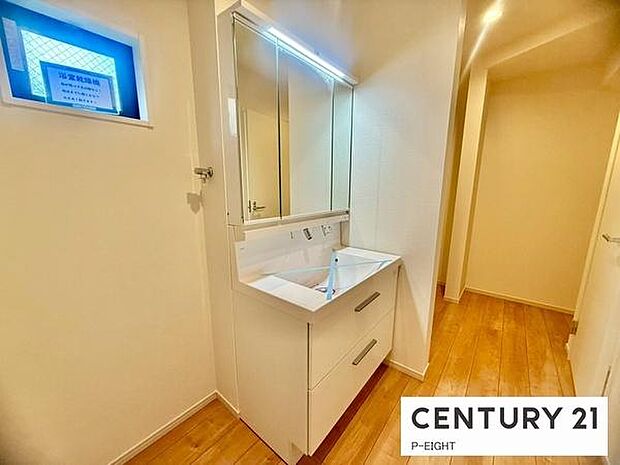 明るい洗面台で身支度ができます！