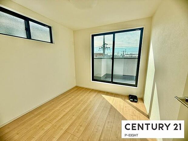 バルコニーに面している明るい洋室です！