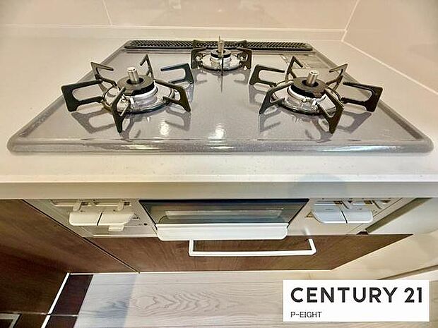 三口コンロで料理もはかどりますね！グリルもあります！