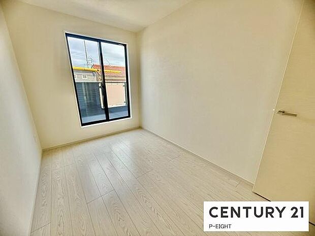 バルコニーに面している明るい洋室です！