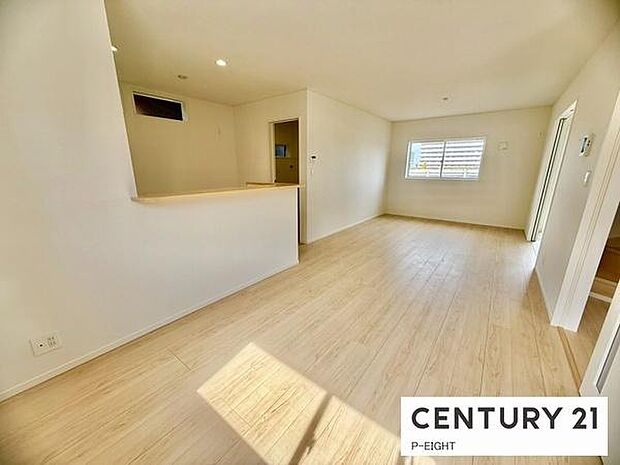 大きな窓から日光が差し込む明るいリビングです!