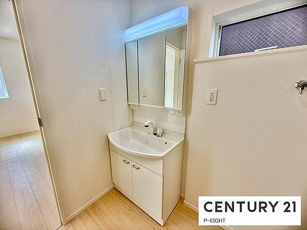 明るい洗面台で身支度ができます!