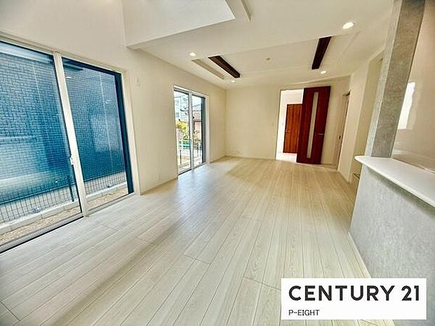 大きな窓から日光が差し込む明るいリビングです！