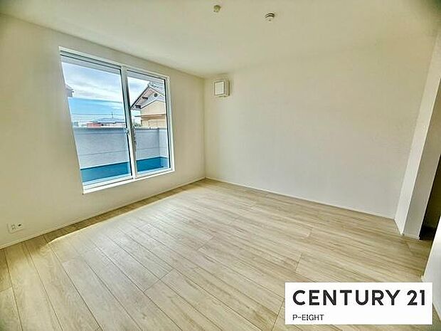 バルコニーに面している明るい洋室です！