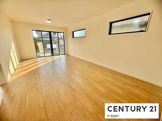 大きな窓から日光が差し込む明るいリビングです!