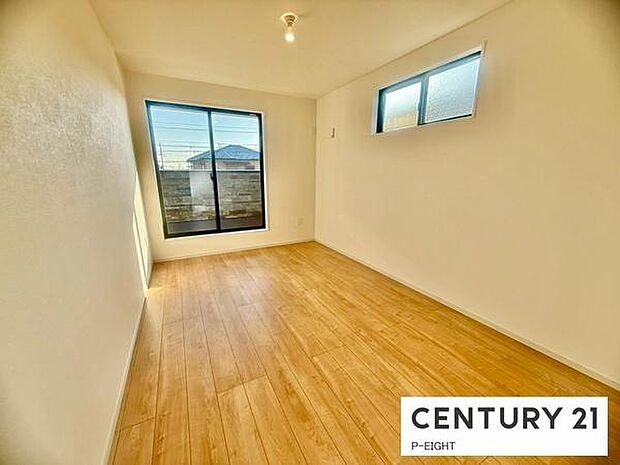 バルコニーに面している明るい洋室です！