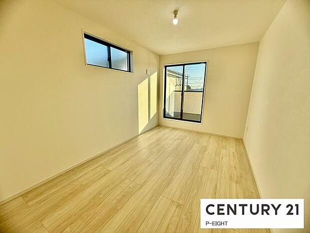 バルコニーに面している明るい洋室です！