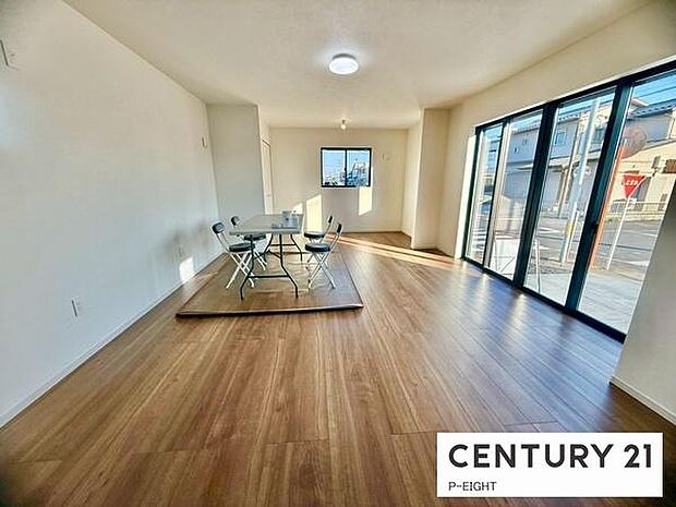 大きな窓から日光が差し込む明るいリビングです!