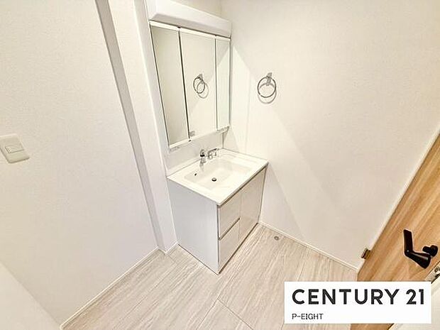 明るい洗面台で身支度ができます！