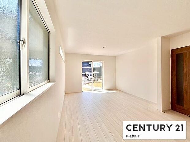 大きな窓から日光が差し込む明るいリビングです!