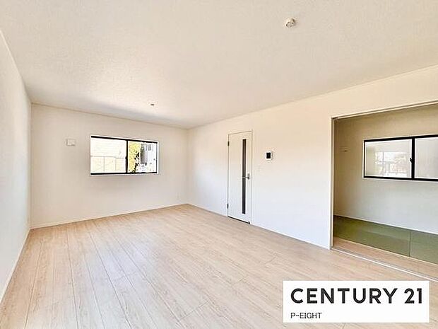 大きな窓から日光が差し込む明るいリビングです！