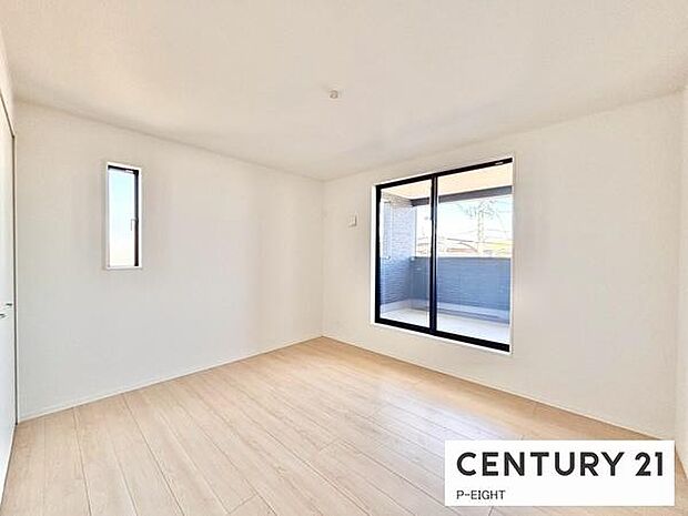 バルコニーに面している明るい洋室です！