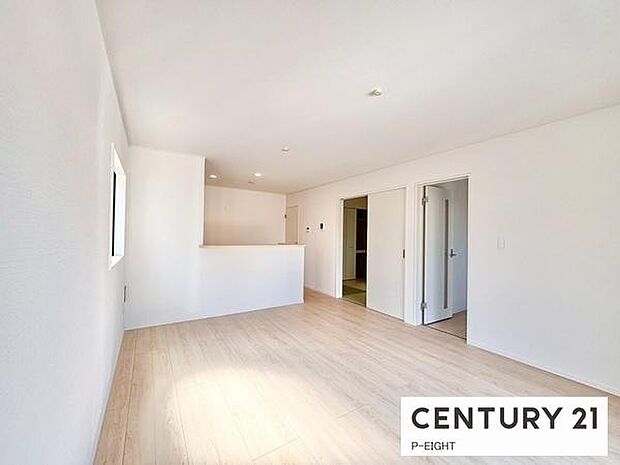 大きな窓から日光が差し込む明るいリビングです！