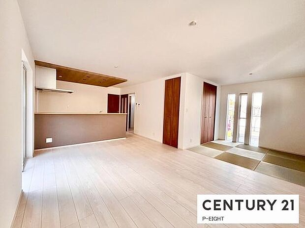 大きな窓から日光が差し込む明るいリビングです！