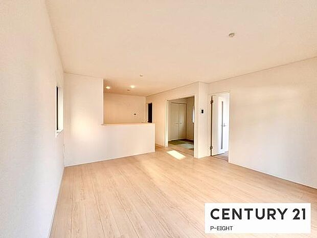 大きな窓から日光が差し込む明るいリビングです！