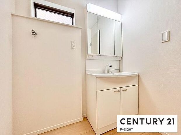 明るい洗面台で身支度ができます！