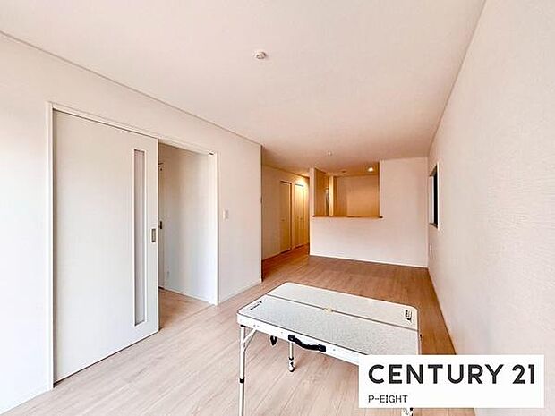 大きな窓から日光が差し込む明るいリビングです！