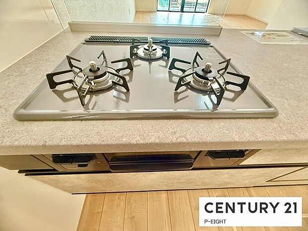 三口コンロで料理もはかどりますね！グリルもあります！