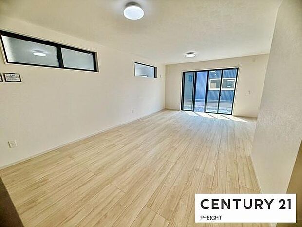 大きな窓から日光が差し込む明るいリビングです！