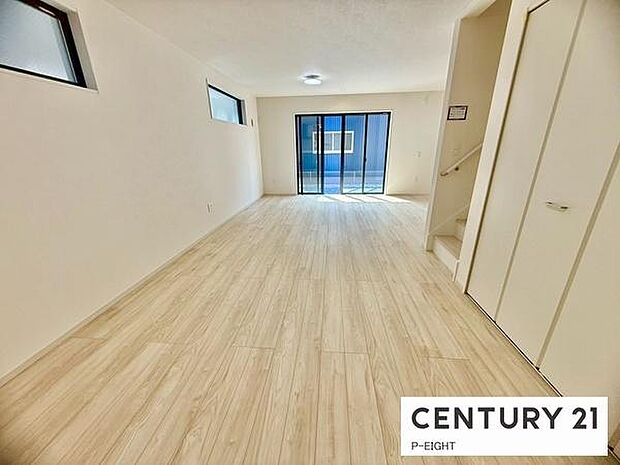 大きな窓から日光が差し込む明るいリビングです！