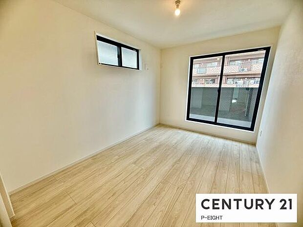 バルコニーに面している明るい洋室です！