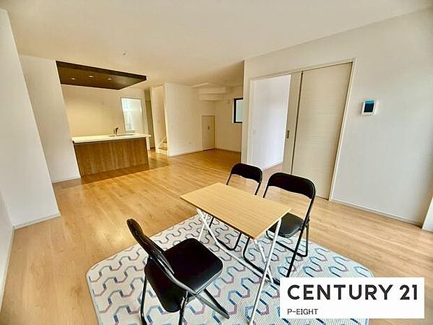 大きな窓から日光が差し込む明るいリビングです!