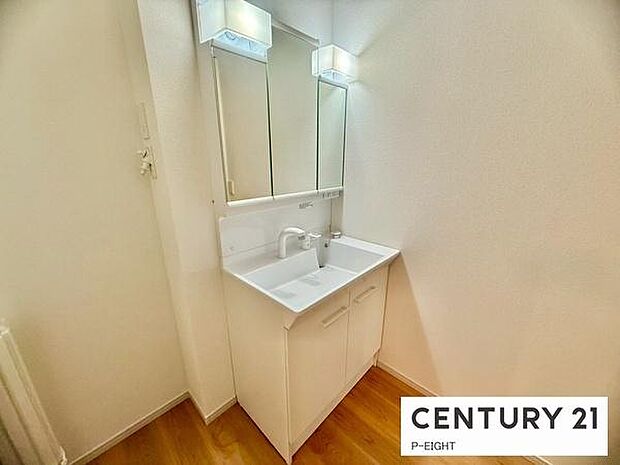 明るい洗面台で身支度ができます!