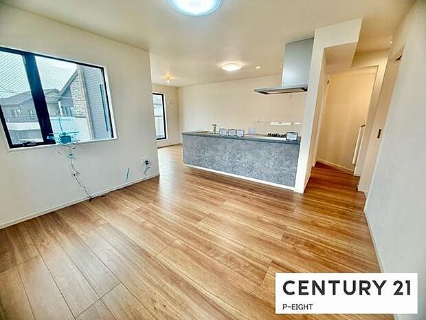 広々としたダイニングスペースです。大人数でもゆとりがあります。