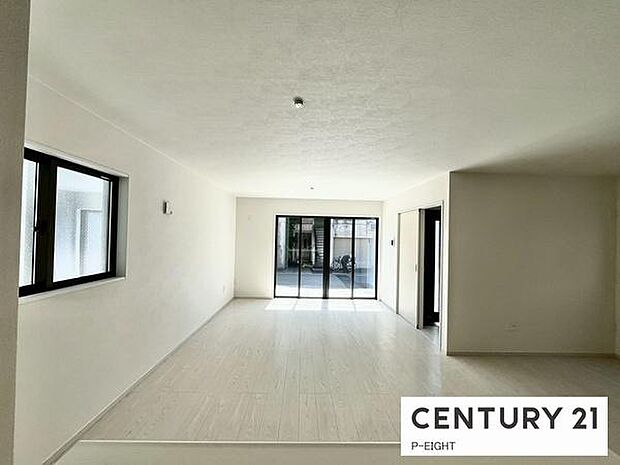 大きな窓から日光が差し込む明るいリビングです！