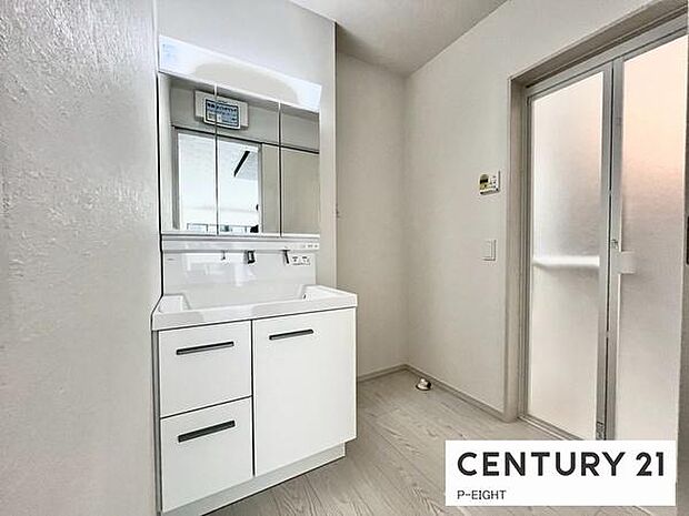 明るい洗面台で身支度ができます！