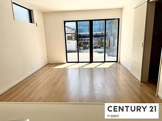 大きな窓から日光が差し込む明るいリビングです！