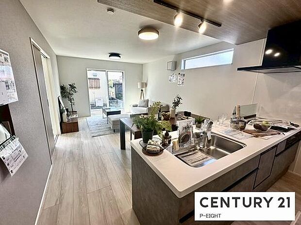 大きな窓から日光が差し込む明るいリビングです！