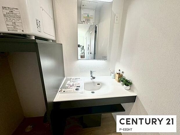 明るい洗面台で身支度ができます！