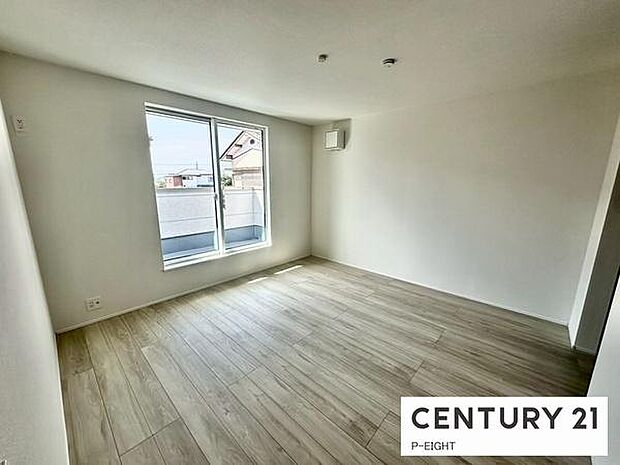 バルコニーに面している明るい洋室です！