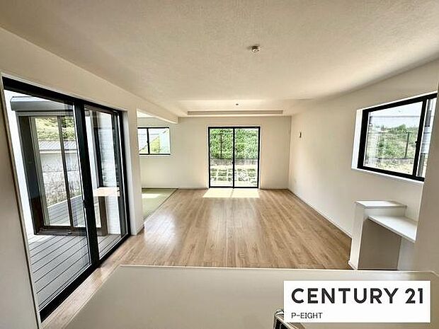 大きな窓から日光が差し込む明るいリビングです！