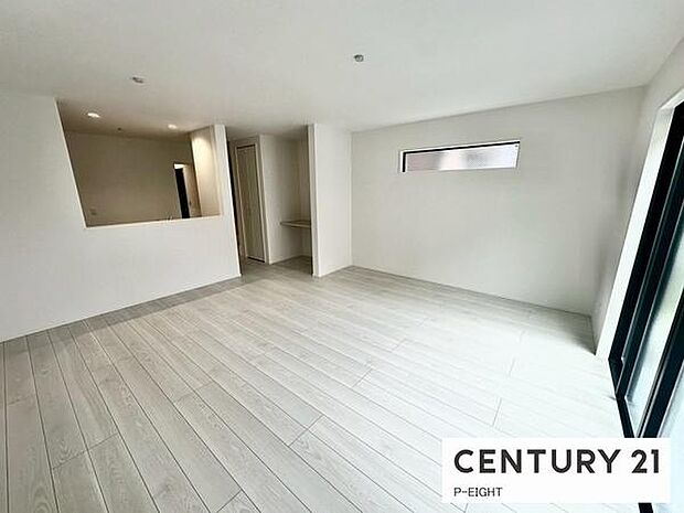 大きな窓から日光が差し込む明るいリビングです！