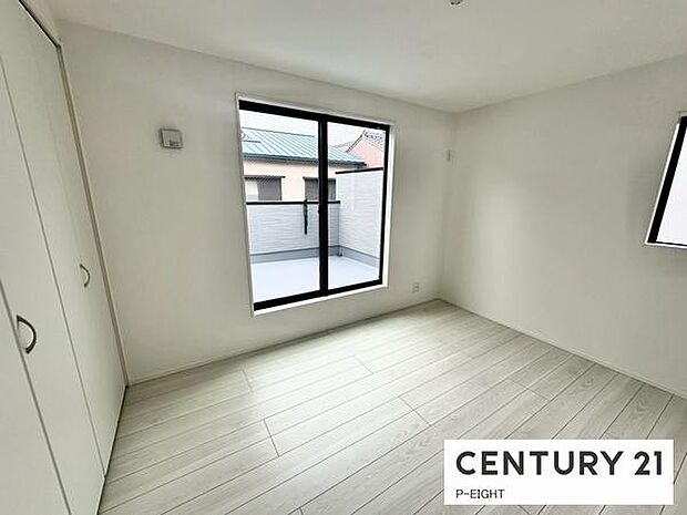 バルコニーに面している明るい洋室です！