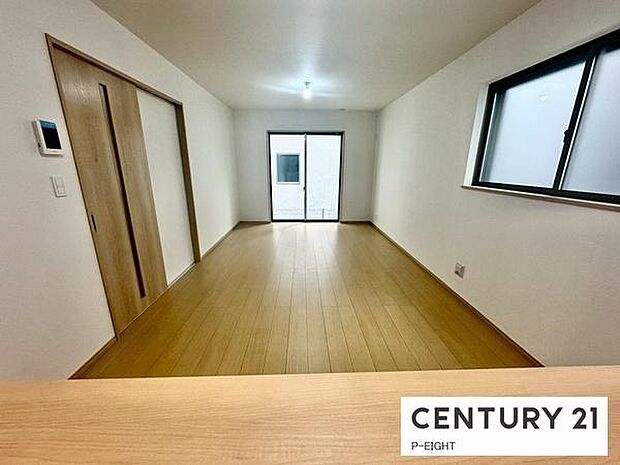 大きな窓から日光が差し込む明るいリビングです！