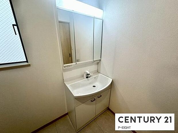 明るい洗面台で身支度ができます！