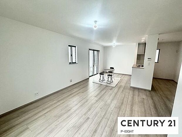 大きな窓から日光が差し込む明るいリビングです！