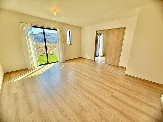 大きな窓から日光が差し込む明るいリビングです！