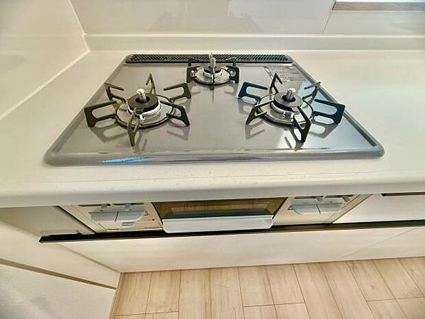 三口コンロで料理もはかどりますね！グリルもあります！