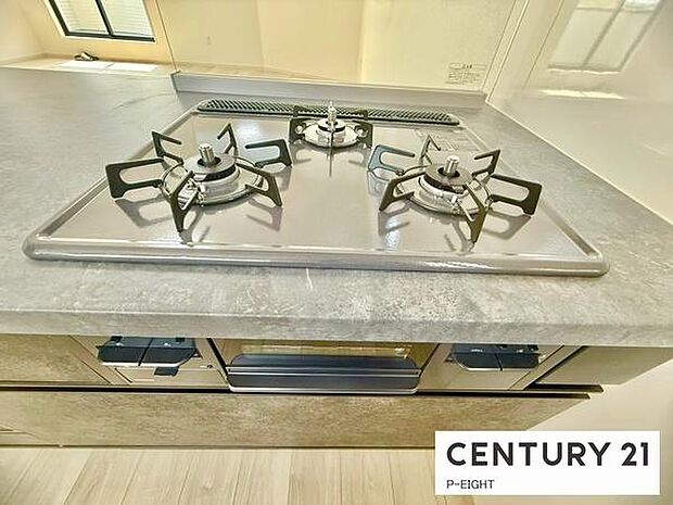 三口コンロで料理もはかどりますね！グリルもあります！