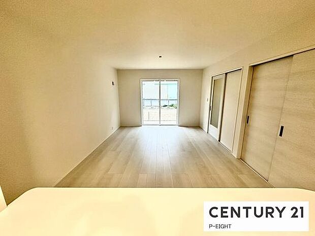 大きな窓から日光が差し込む明るいリビングです！