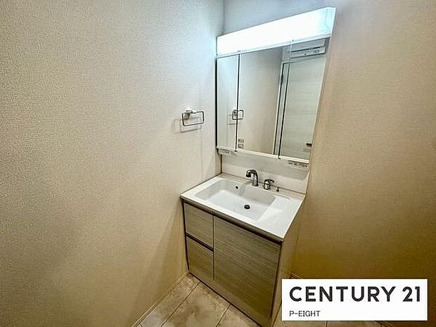 明るい洗面台で身支度ができます！