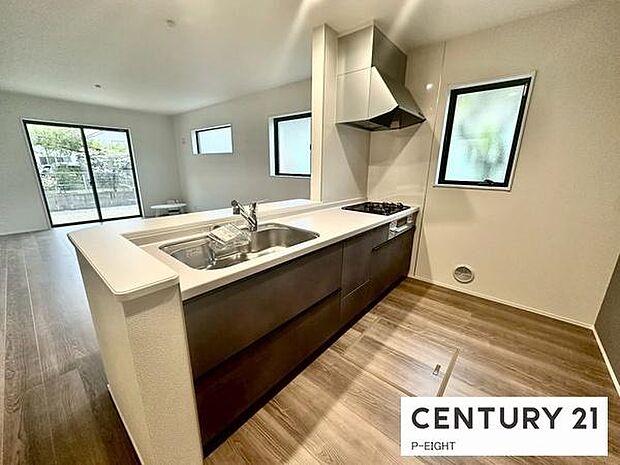 料理をしながらリビングを見渡せるつくりで、料理中も家族との会話がはずみます。