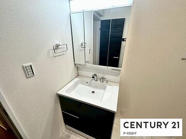 明るい洗面台で身支度ができます！